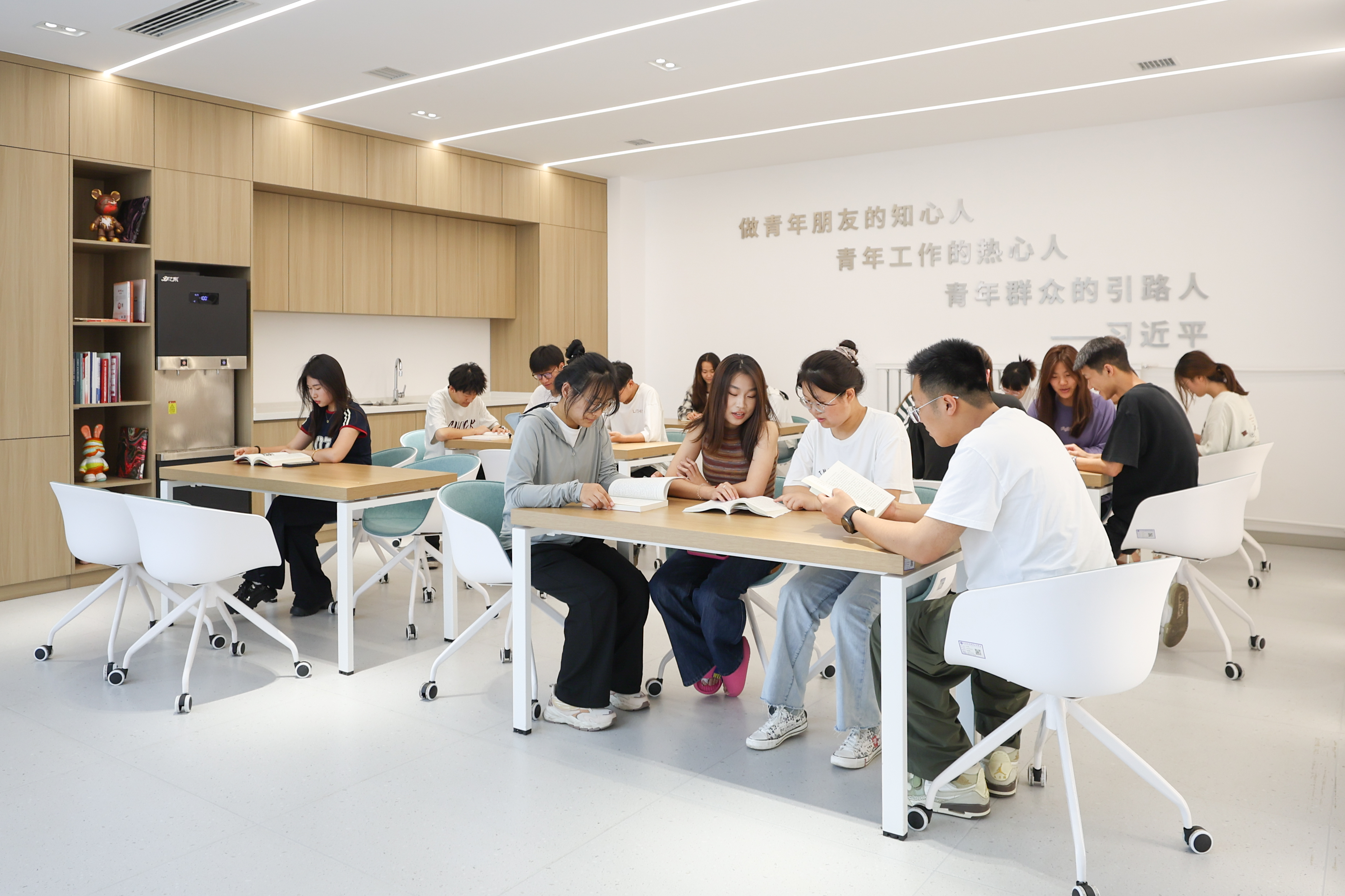 图为“一站式”学生社区综合服务中心公共空间.jpg 图为“一站式”学生社区综合服务中心公共空间.jpg