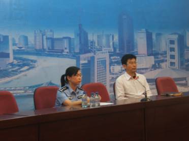 公安民警与主管安全副院长王鹏为学生进行安全教育