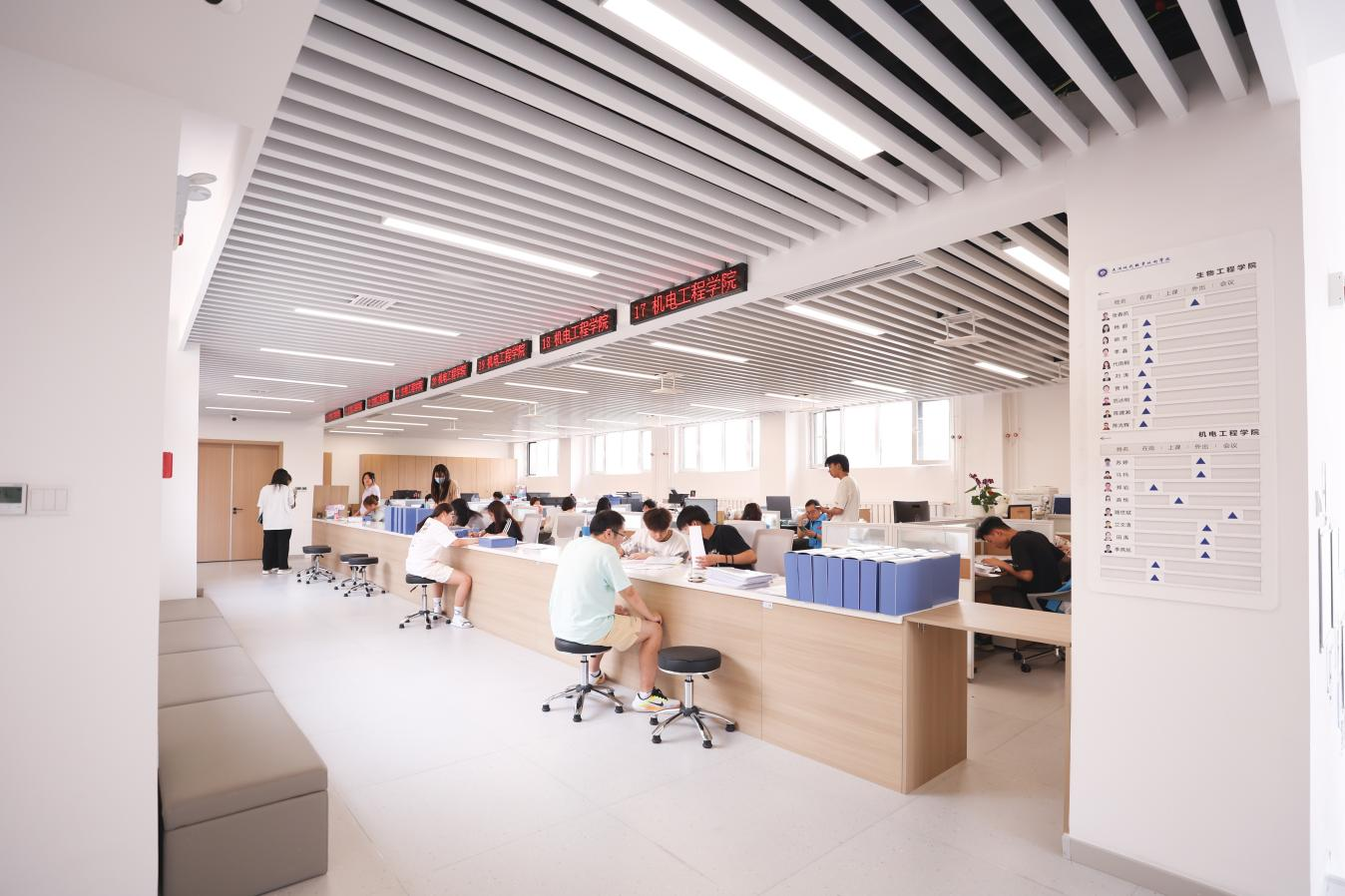 图为“一站式”学生社区综合服务中心办事大厅.png 图为“一站式”学生社区综合服务中心办事大厅.png