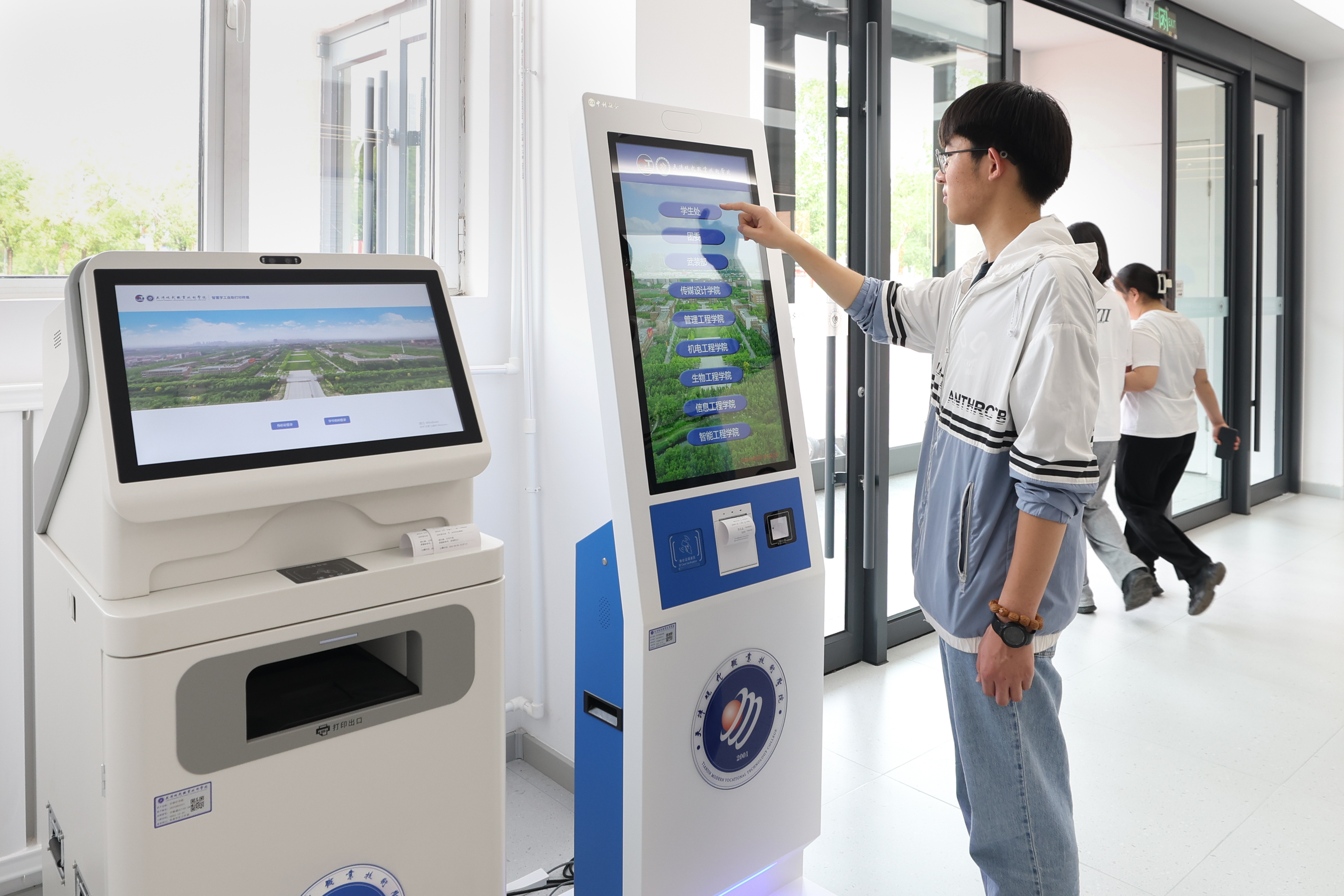 图为学生来“一站式”学生社区综合服务中心办事大厅咨询取号.jpg 图为学生来“一站式”学生社区综合服务中心办事大厅咨询取号.jpg