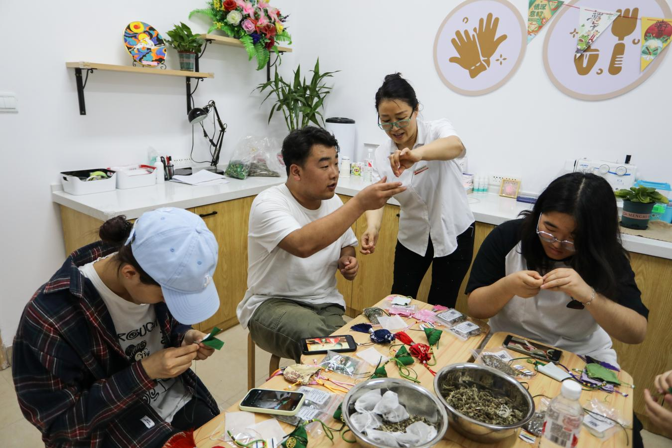 图为传统节日“端午节”在协同育人中心做香包活动.png 图为传统节日“端午节”在协同育人中心做香包活动.png